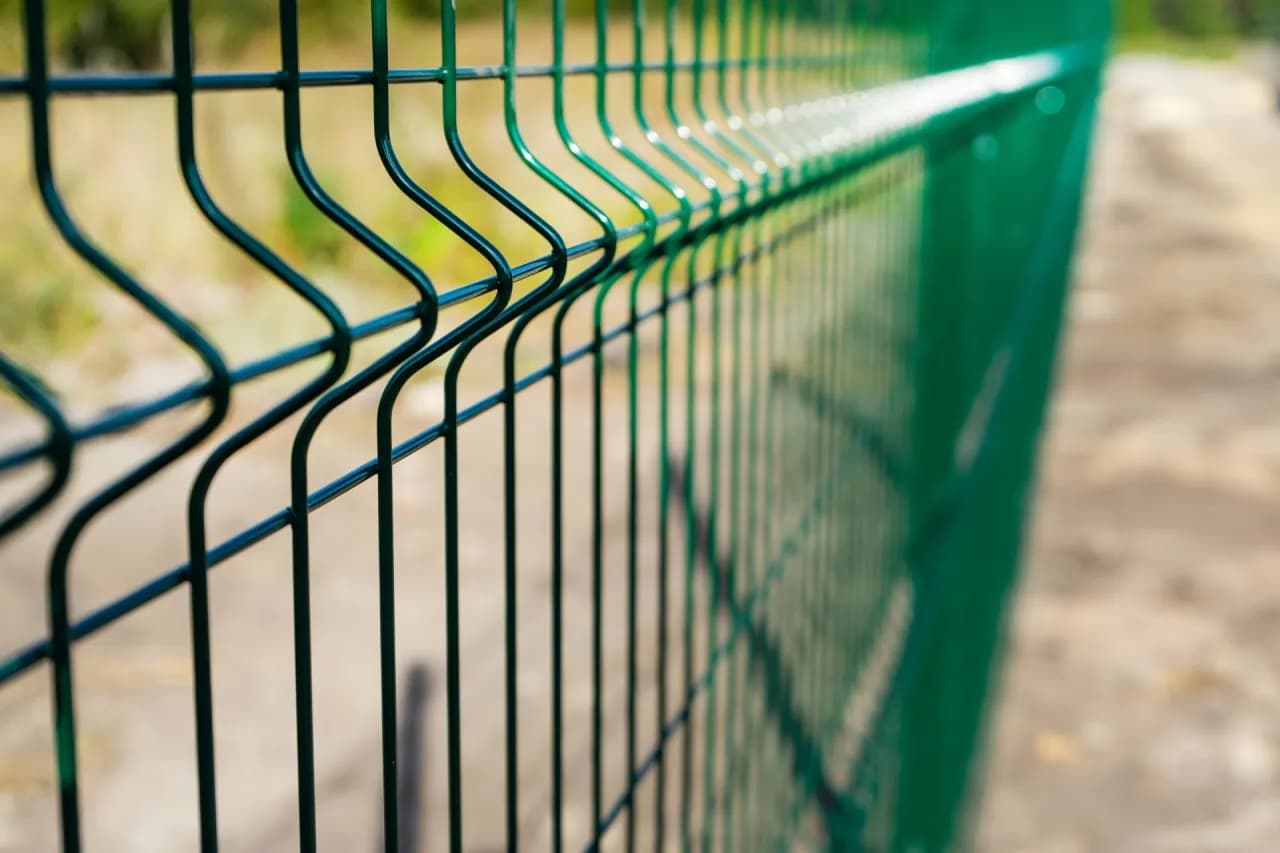 Czy na ogrodzenie z siatki trzeba mieć pozwolenie? Sprawdź, zanim zbudujesz