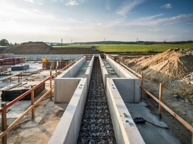 Jak zrobić szalunek pod ogrodzenie – uniknij najczęstszych błędów