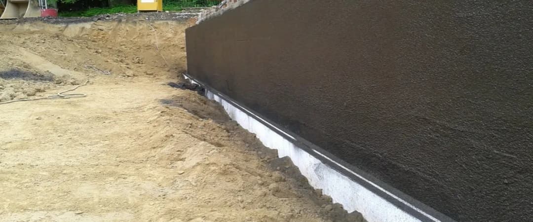 Skuteczne materiały na izolację pionową fundamentów, które chronią przed wilgocią