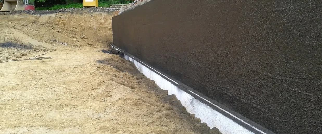 Skuteczne materiały na izolację pionową fundamentów, które chronią przed wilgocią