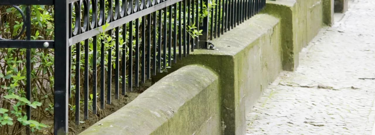 Czym obłożyć podmurówkę ogrodzenia, aby uniknąć kosztownych napraw?