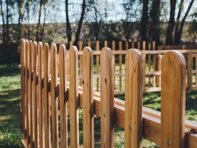 Ile kosztuje malowanie płotu? Ceny, czynniki i oszczędności